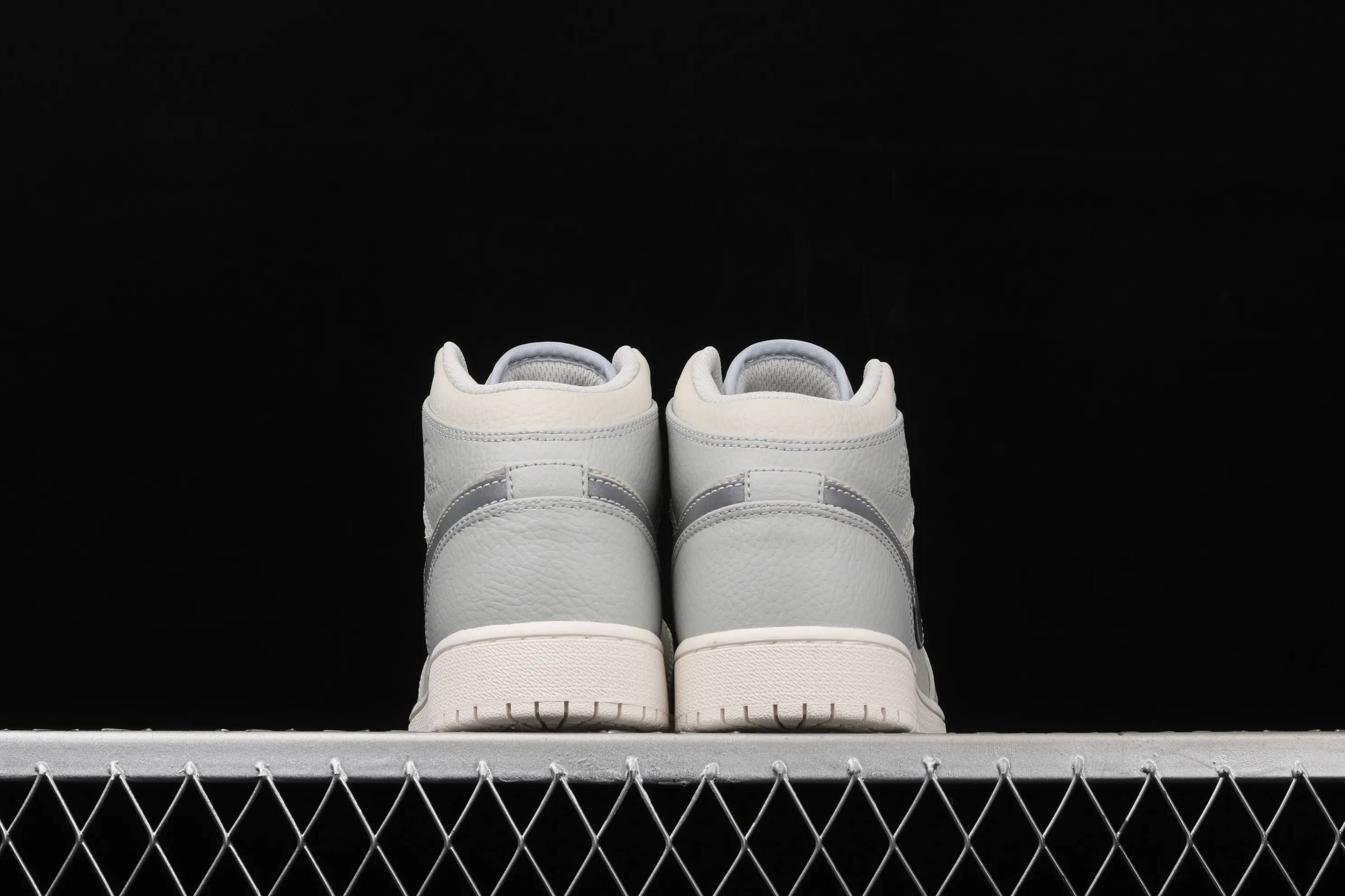 All categories Air Jordan Jordan series basketball shoes Air Jordan 1 Mid Air Jordan 1 Mid AJ1 new fog gray Joe 1 China gray silver 554725-053
